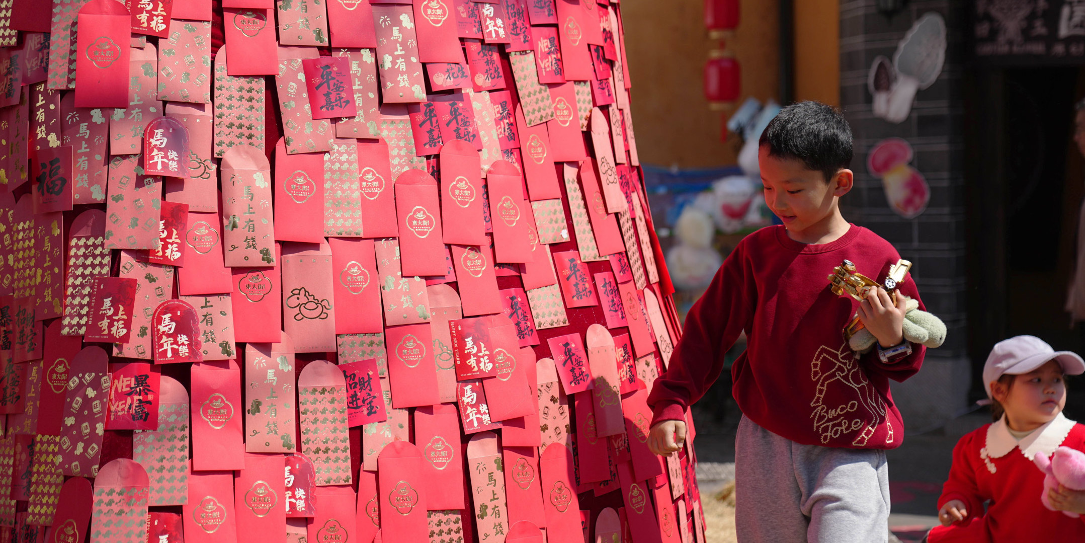 A Viral Video Has China Debating the Rising Cost of Lucky Money