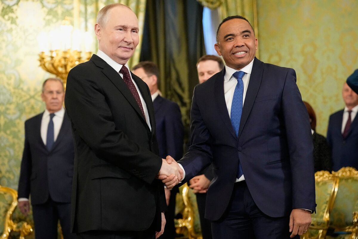 Madagascan President Breaks Tradition With First Trip to Moscow