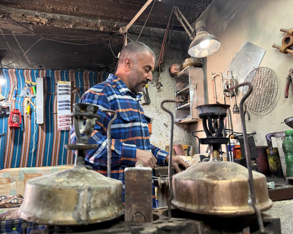 "Kerosene Stoves Make a Comeback: Preserving Palestinian Heritage Amid Gas Shortages"