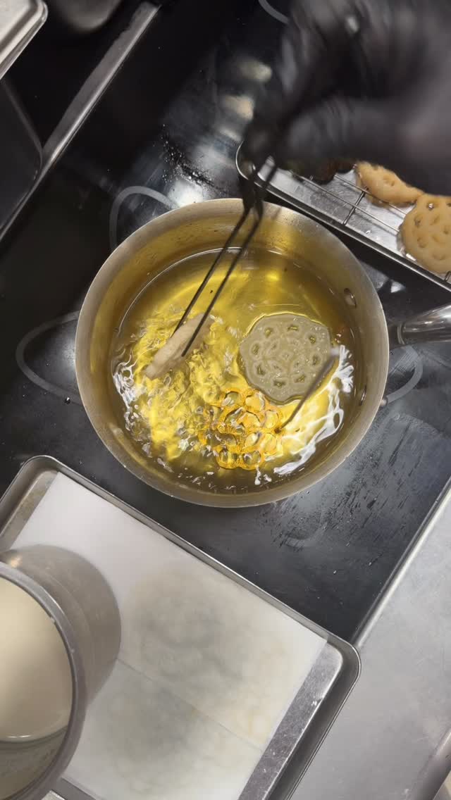 How to make… A gourmet snack ep.2🤪 Flower mold filling with wagyu, soya mayo and herbs😍 #mold #wagyu #cheflife #copenh...