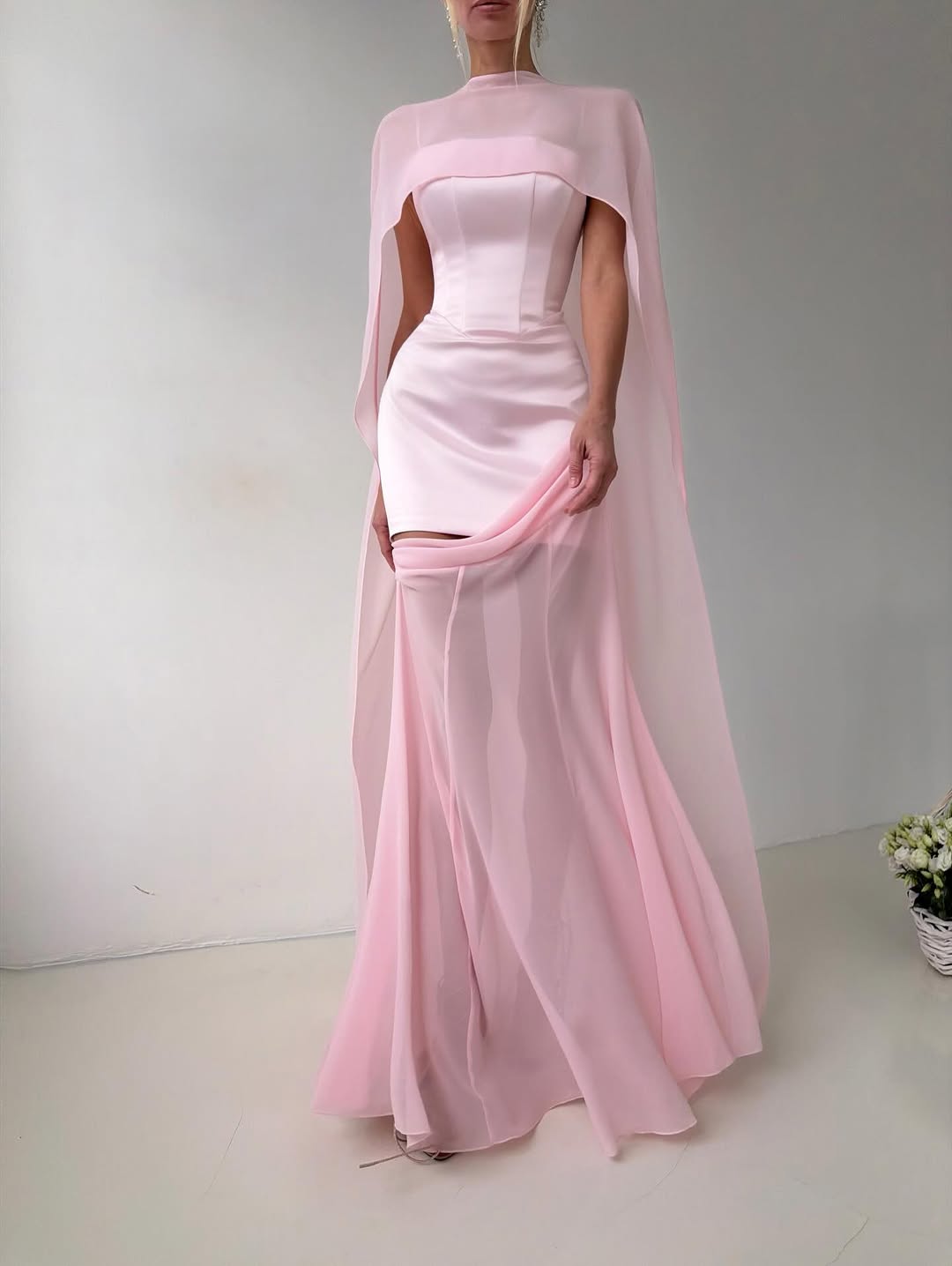 Платье-трансформер LN Family в нежном розовом оттенке. Корсетный лиф формирует идеальный силуэт, а съемный подол превращ...