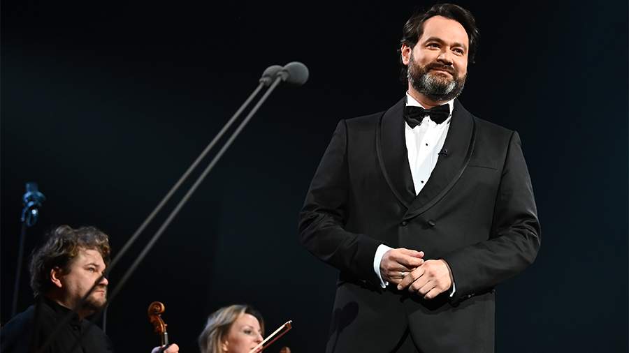 Putin gives second theatre to loyalist singer