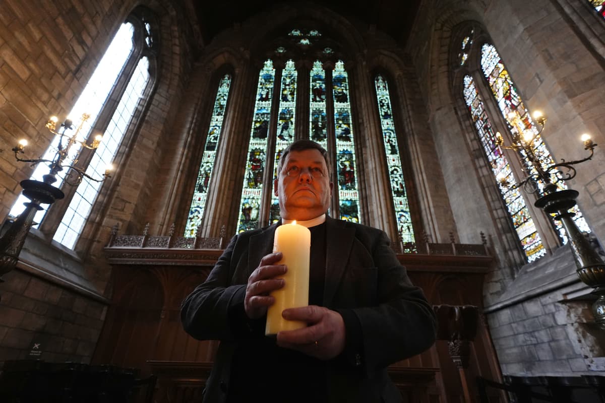 Dunblane : "Quiet dignity and respect" as town remembers 30 years on