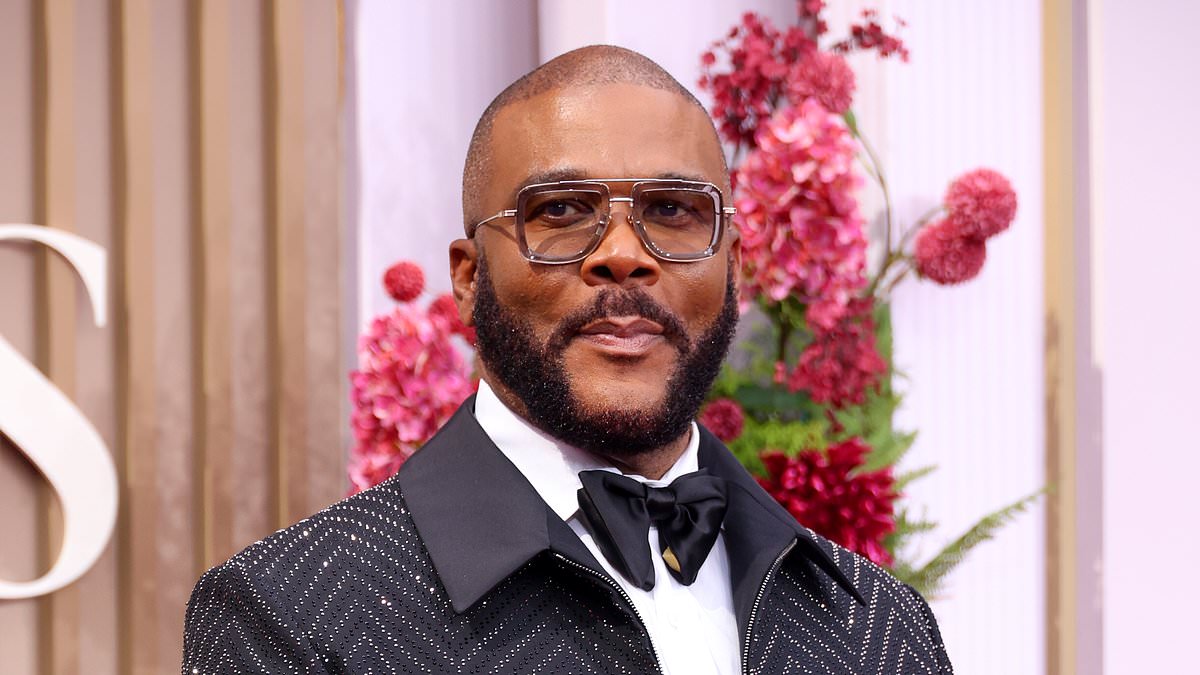 Tyler Perry gives unpaid TSA workers at Atlanta airport $250K in gift cards... after his attempt at tipping in cash is denied
