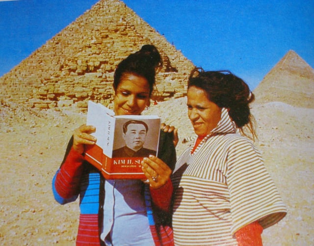 Egyptian women at the pyramids reading a book by North Korean founder Kim il sung 1970s (3491×2734)