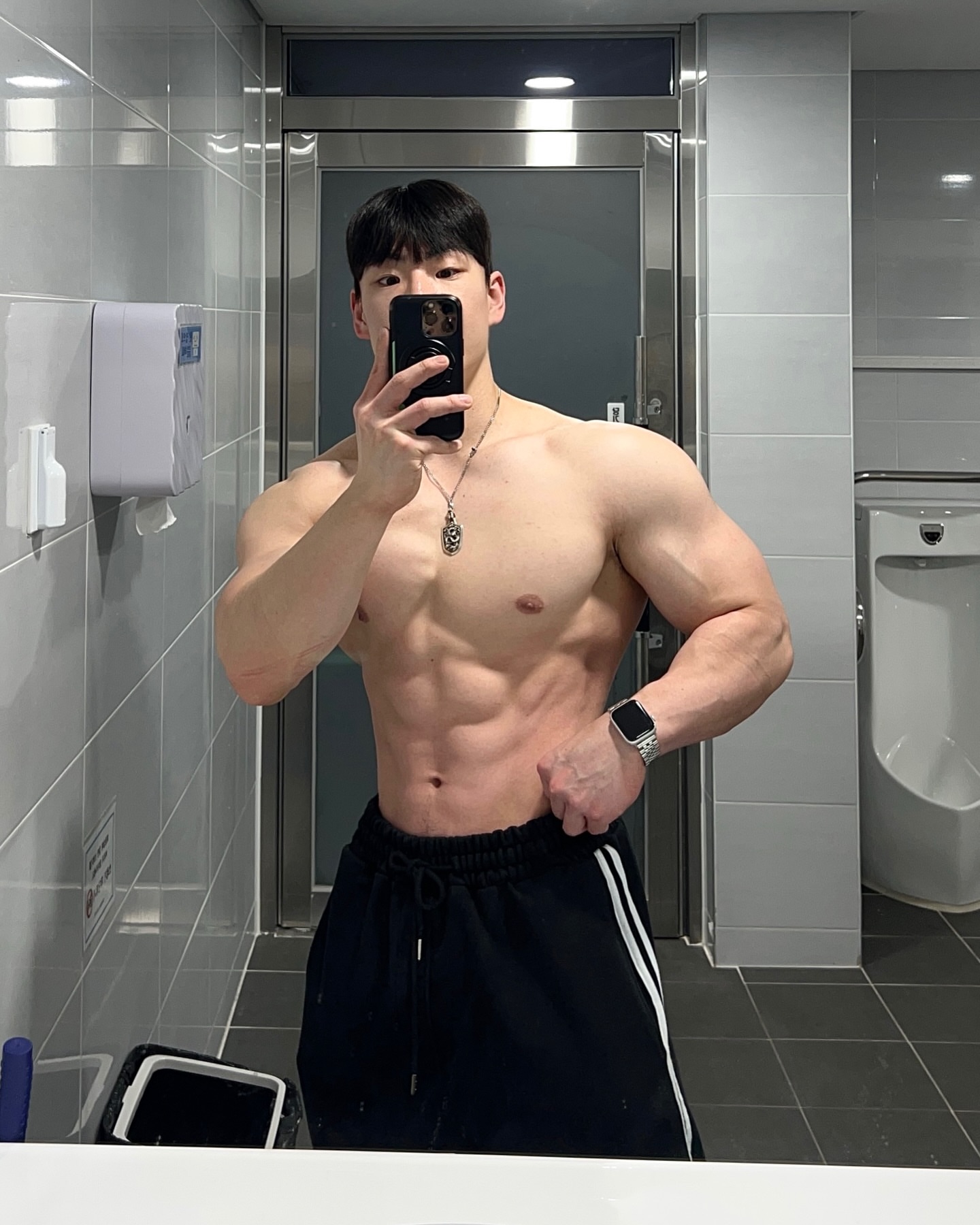 우당탕탕 인생인새앵 🤪 상의 @project_rank 바쁘고 배고프고 피곤한 인생에 한줄기 빛인 운동 벚꽃도 피고 이제 좀 더워지고있어서 땀이 많이 나니깐 기운이 점점 빠지고 노곤해지는거 같아요 눈깜빡하면 여름될거...