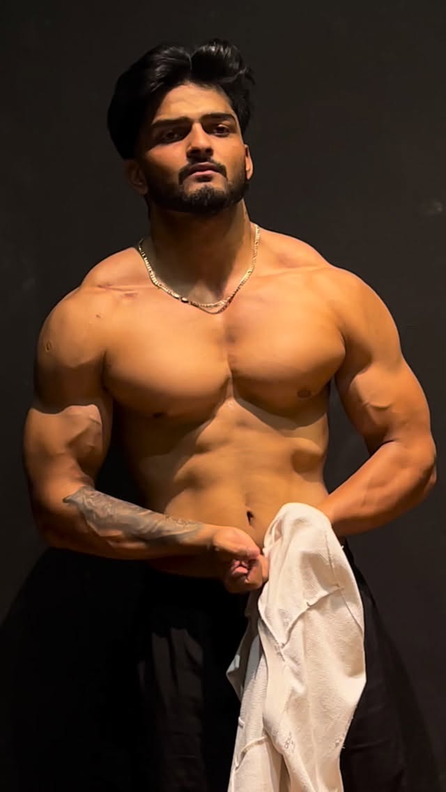 ⚡️ . . . #fit #body #posing #reel #treanding