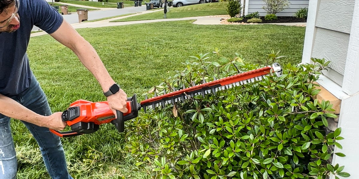 Husqvarna 320iHD60 Hedge Trimmer Tested: Clean Your Yard in Half the Time