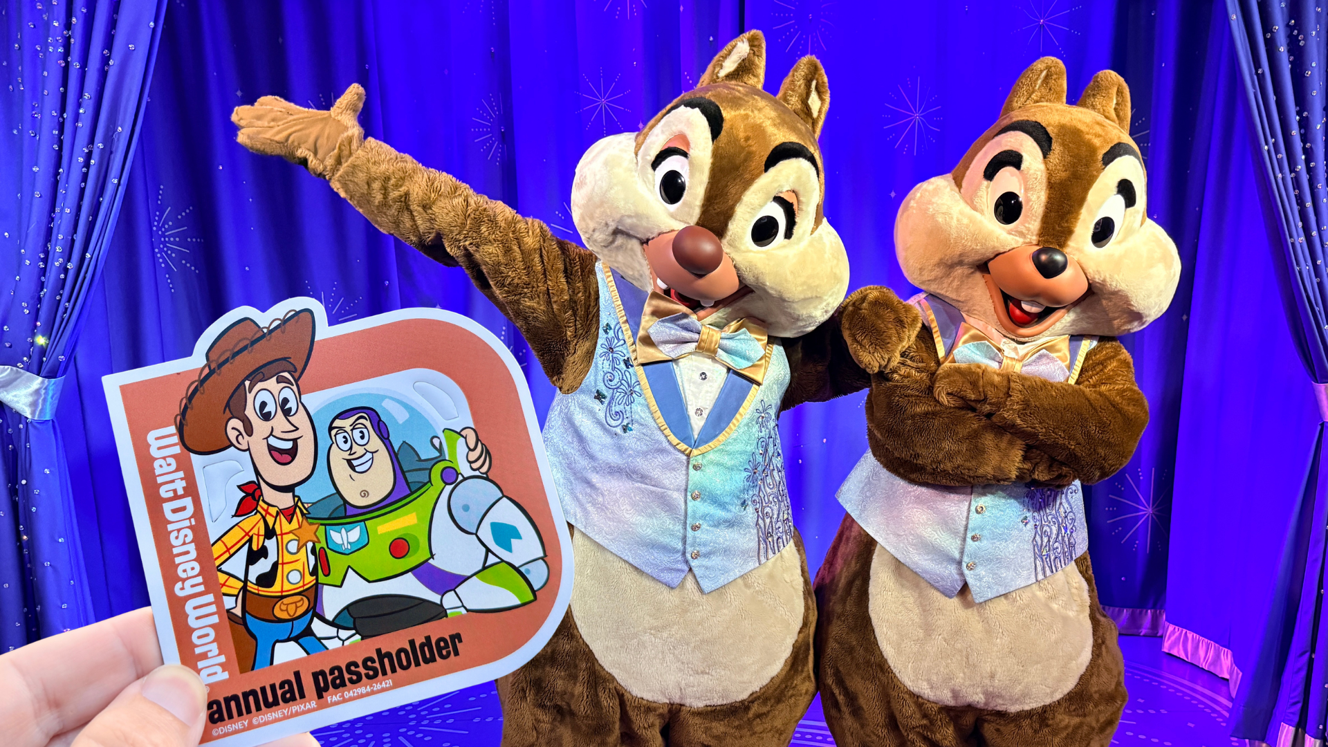 V.I.PASSHOLDER Summer Days Takes Over EPCOT with a Passholder Lounge, Meet &amp; Greet Experience and Exclusive Merchandise