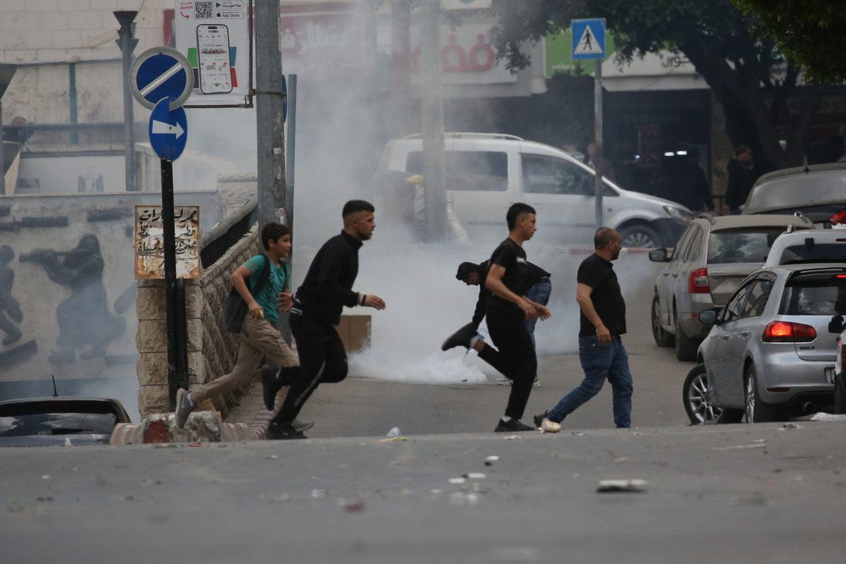 Several Palestinian students suffer suffocation in Israeli military raid in occupied West Bank